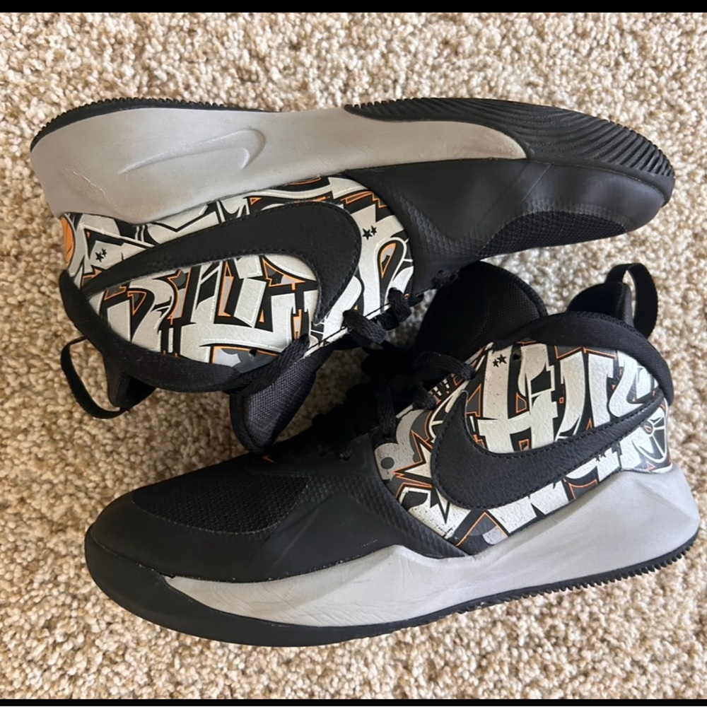 Nike Team Hustle D9 FlyEase Graffiti Little Kids' Shoe